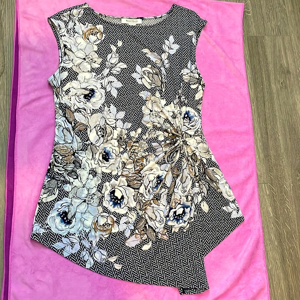 Pre-Loved ♥️ White House| Black Market Sleeveless top. Size Medium, knit fabric.